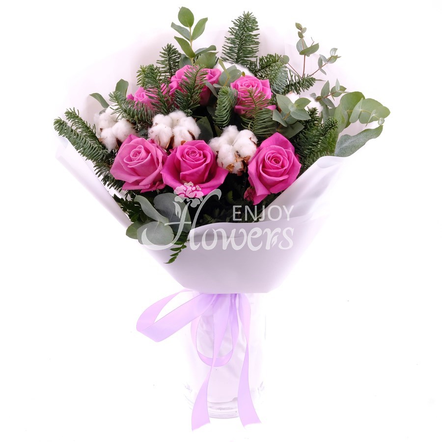 Букет из розовых роз,хлопка и еловых веток "В гостях у ёлки"