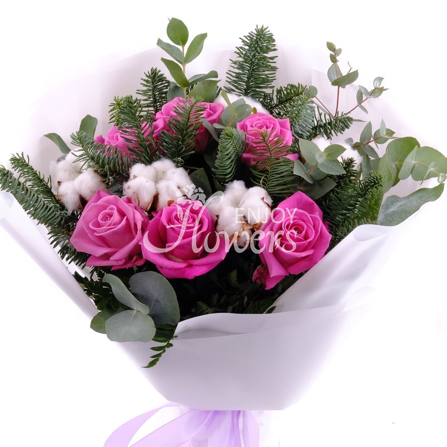 Букет из розовых роз,хлопка и еловых веток "В гостях у ёлки"