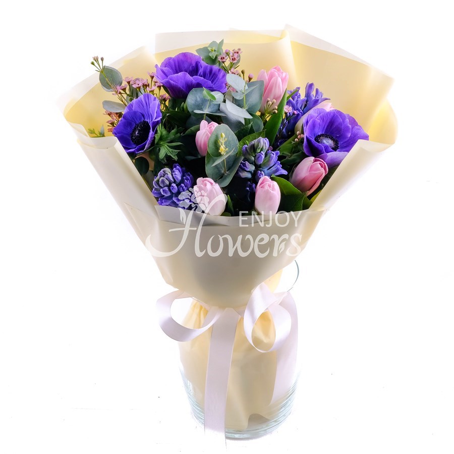 Букет из синих анемонов,гиацинтов и розовых тюльпанов "Оживляя чувства"