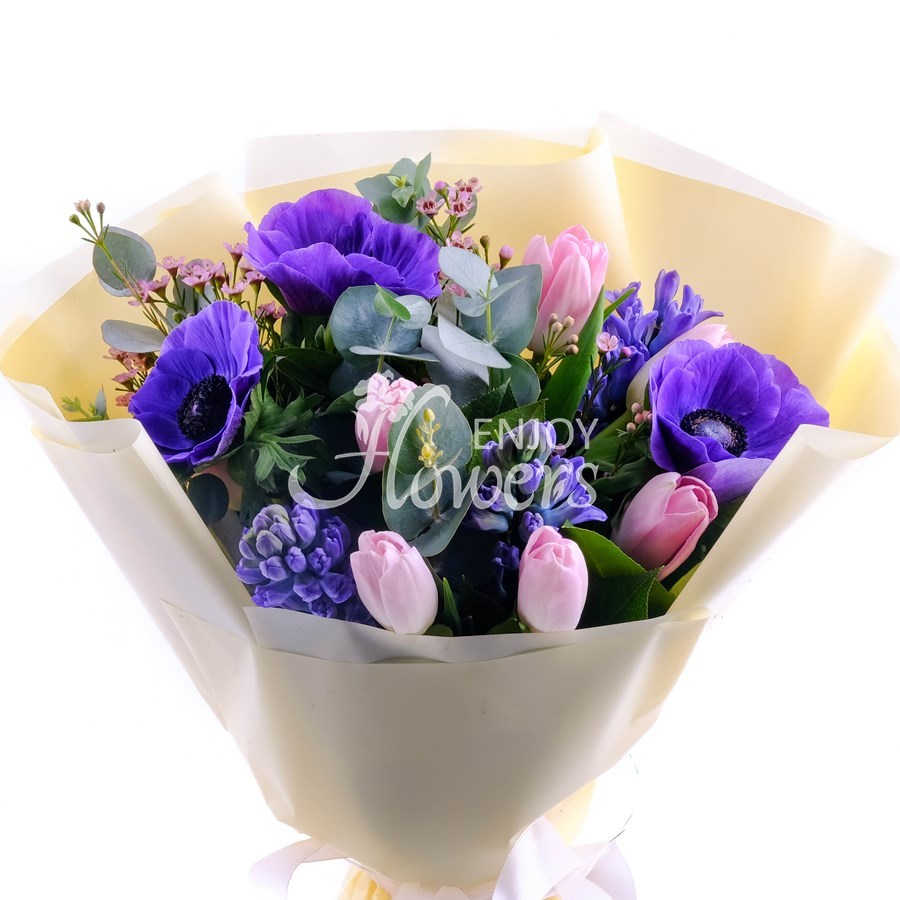 Букет из синих анемонов,гиацинтов и розовых тюльпанов "Оживляя чувства"