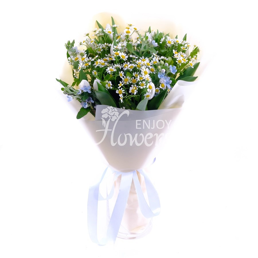 Букет из тюльпанов и ромашек "Мир цветов"