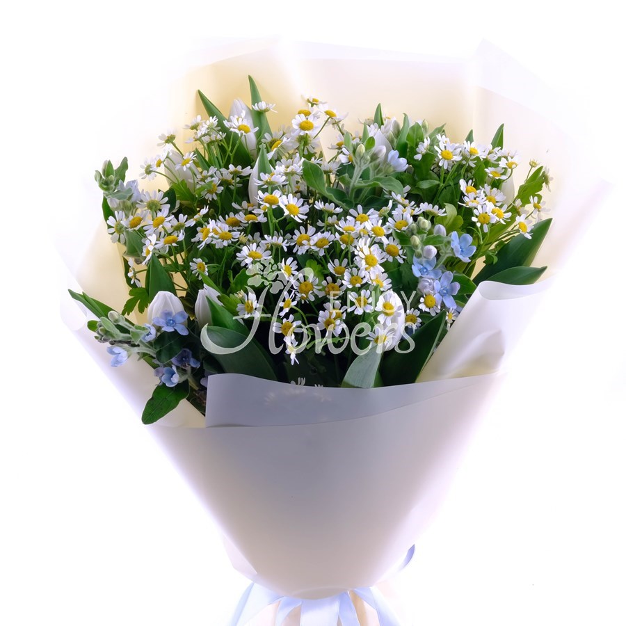 Букет из тюльпанов и ромашек "Мир цветов"