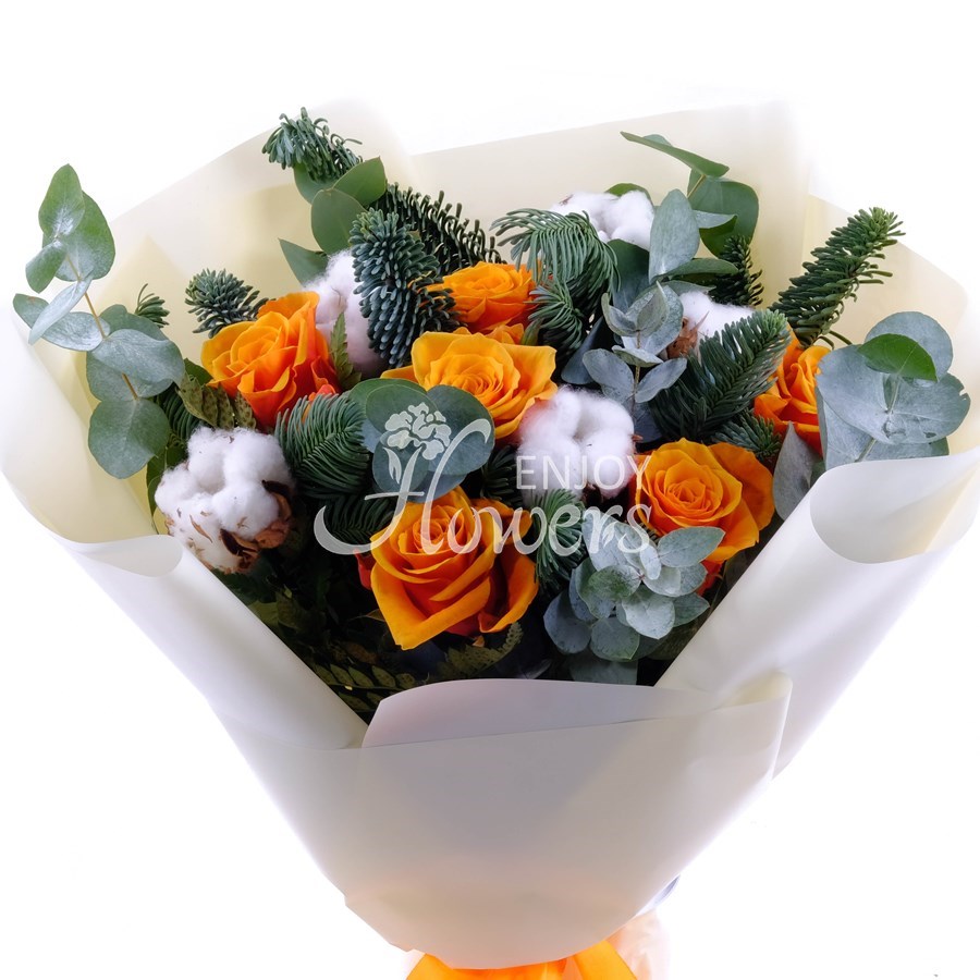 Букет из ярко-оранжевых роз,хлопка и еловых веток "Новогоднее конфетти"
