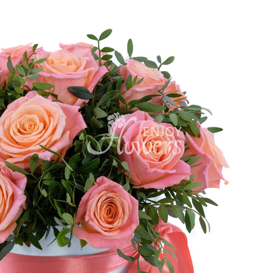 Композиция из 15 роз "Коралловые розы в коробке"