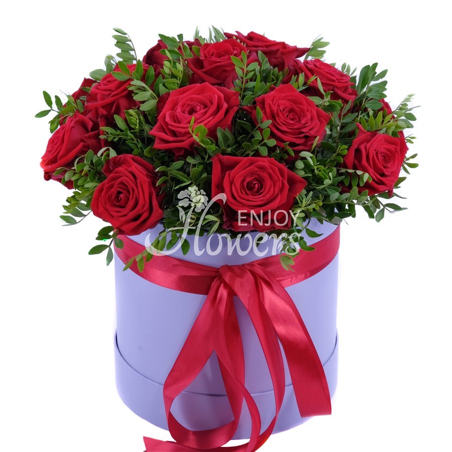 Композиция из 15 роз "Красные розы в коробке"