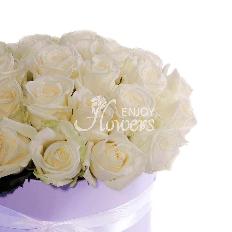 Композиция из 25 роз "Белые розы в коробке"