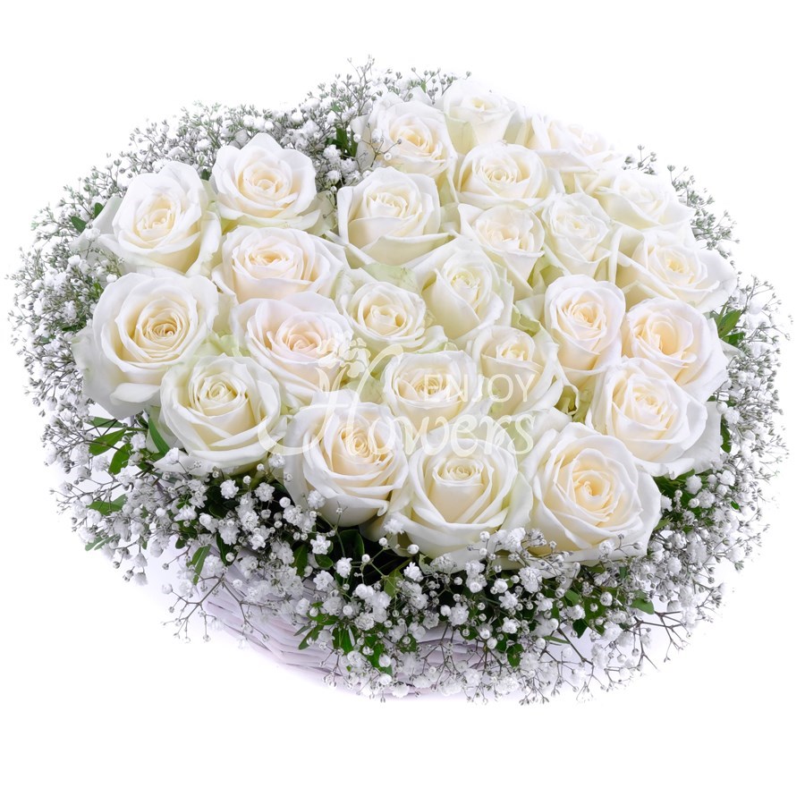 Композиция из 25 роз "Сердце из белых роз"