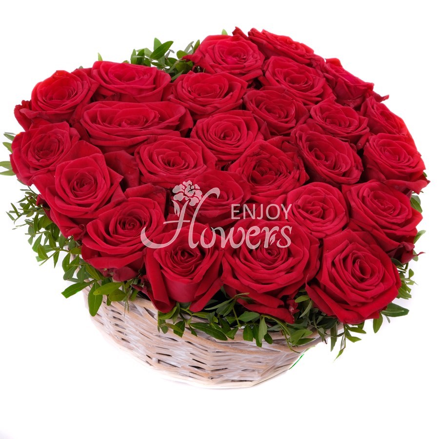 Композиция из 25 роз "Сердце из красных роз"