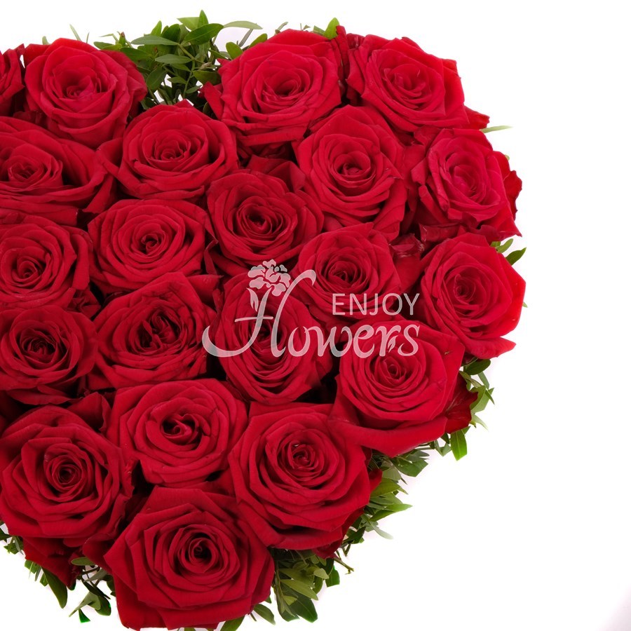 Композиция из 25 роз "Сердце из красных роз"
