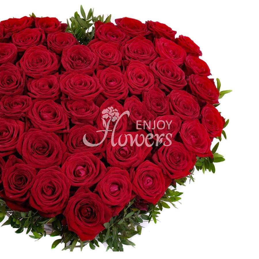 Композиция из 51 розы "Сердце из красных роз"