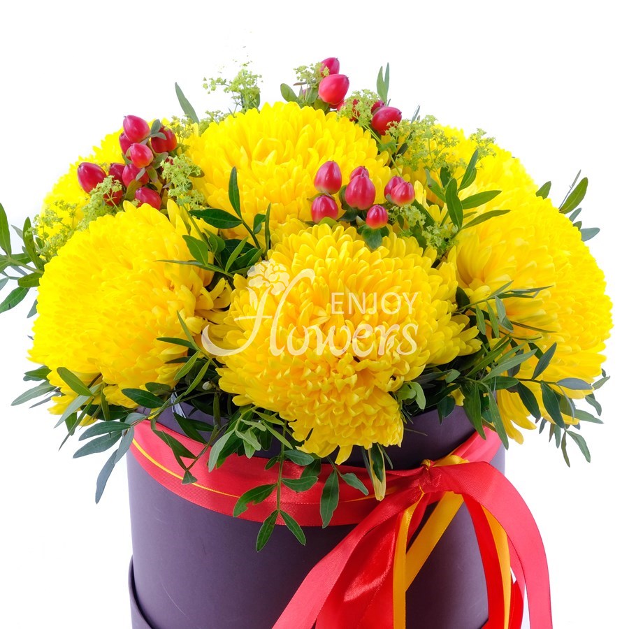 Композиция из 7 желтых хризантем в коробке "Яркий абажур"