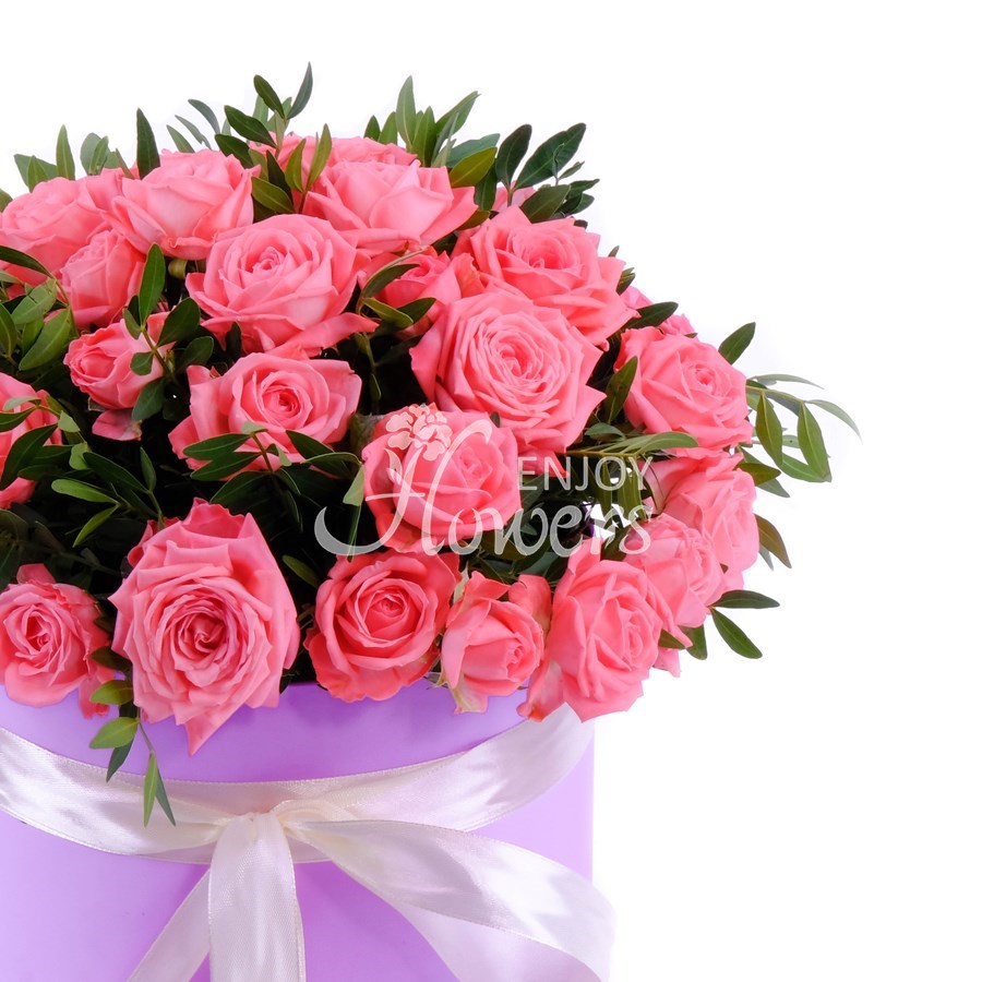 Композиция из 9 роз "Коралловые кустовые розы в коробке"