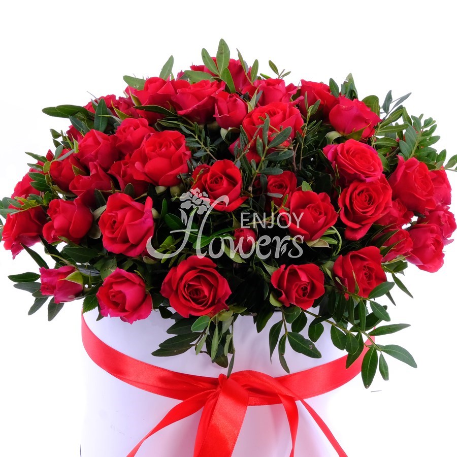 Композиция из 9 роз "Красные кустовые розы в коробке"