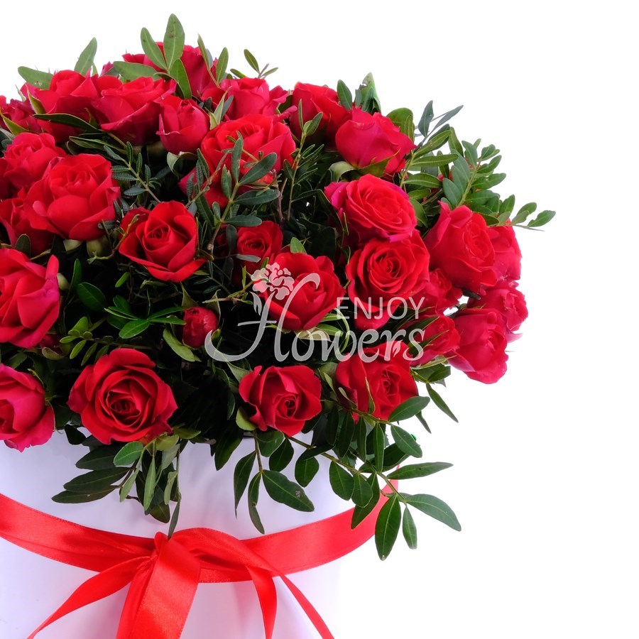 Композиция из 9 роз "Красные кустовые розы в коробке"