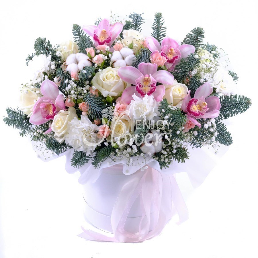 Композиция из белых роз и орхидей с еловыми ветками в коробке "Северянка"