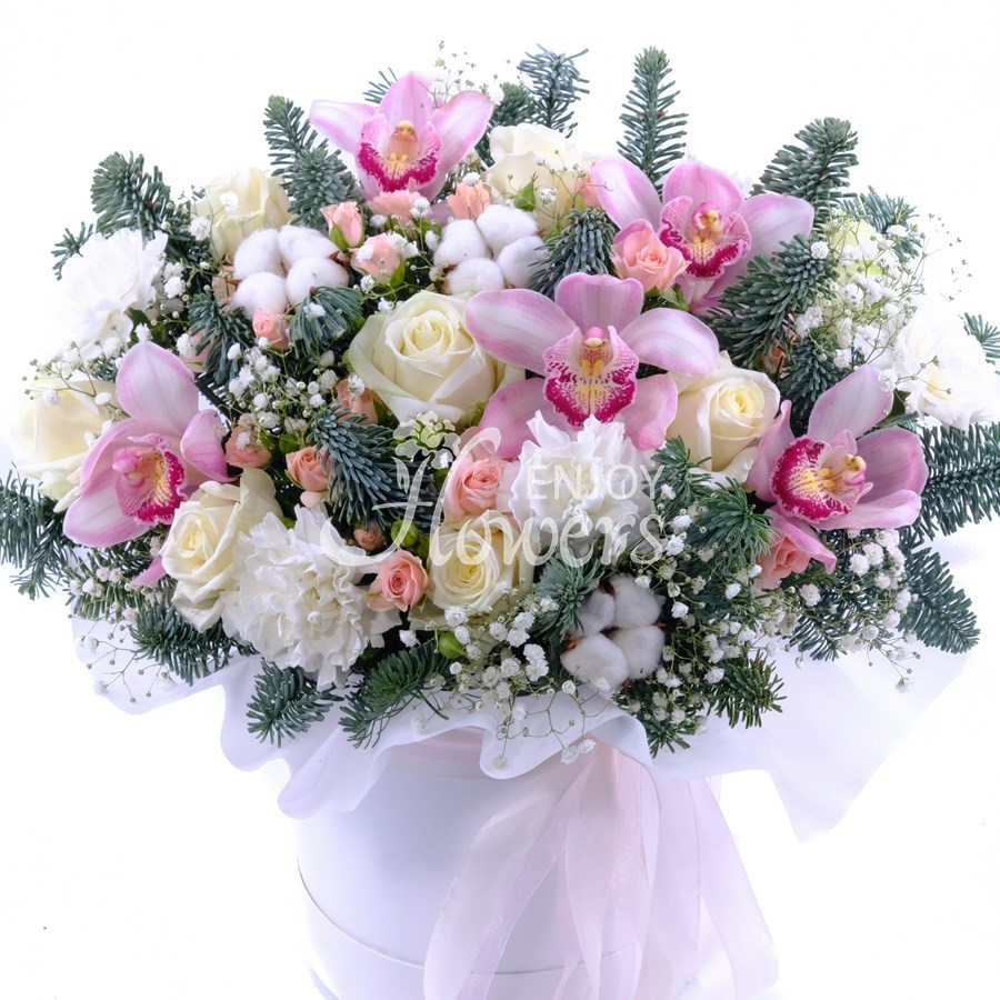 Композиция из белых роз и орхидей с еловыми ветками в коробке "Северянка"