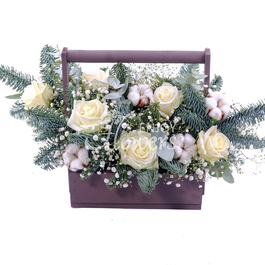 Композиция из еловых веток и белых роз в ящике "Ледяная роза"