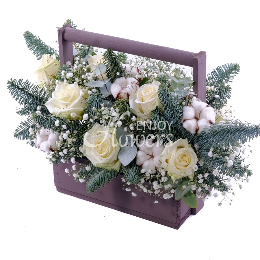 Композиция из еловых веток и белых роз в ящике "Ледяная роза"