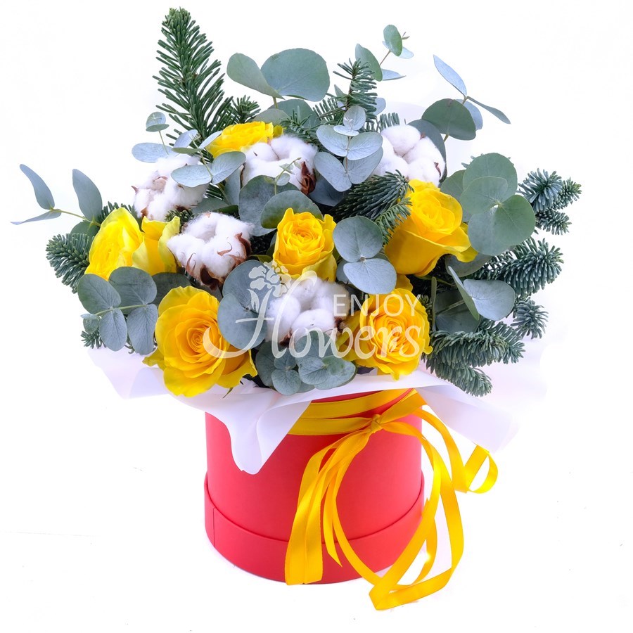 Композиция из еловых веток и желтых роз "Фонарики на елке"