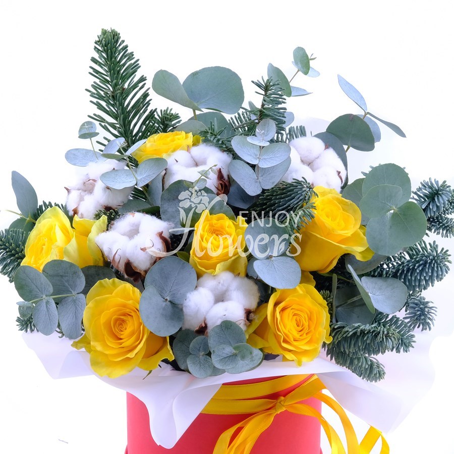 Композиция из еловых веток и желтых роз "Фонарики на елке"
