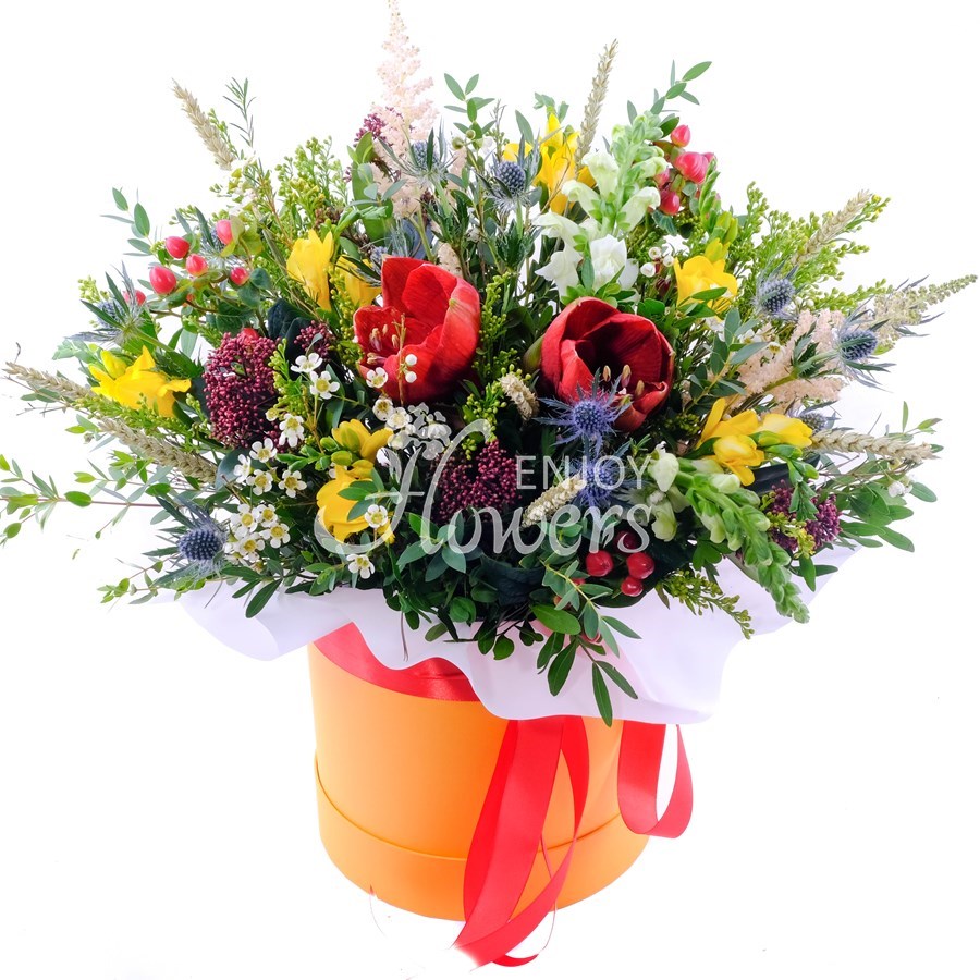 Композиция из красного амариллиса и желтой фрезии в коробке "Метаморфозы осени"