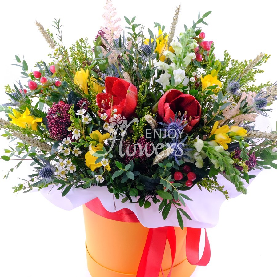 Композиция из красного амариллиса и желтой фрезии в коробке "Метаморфозы осени"