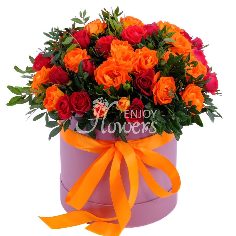 Композиция из красных и оранжевых кустовых роз в коробке "Гурман"

