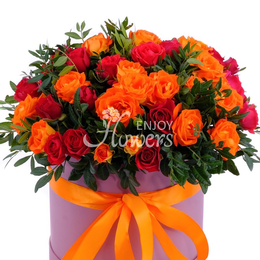 Композиция из красных и оранжевых кустовых роз в коробке "Гурман"


