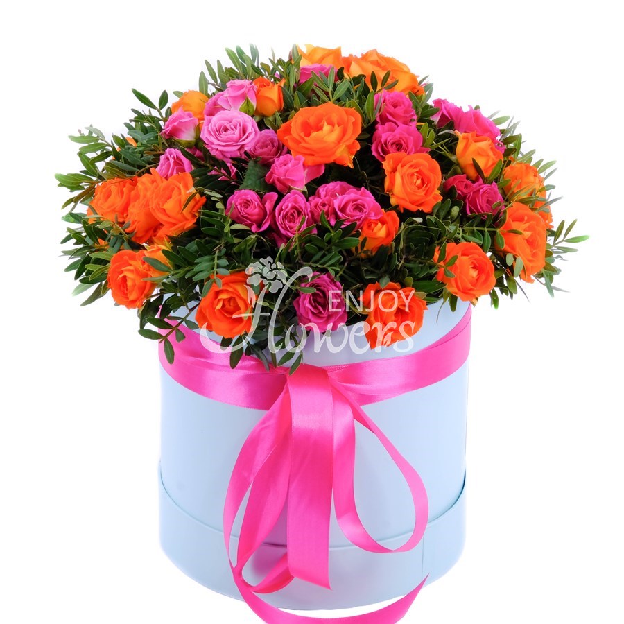 Композиция из оранжевых и малиновых кустовых роз в коробке "В тиши лесов"