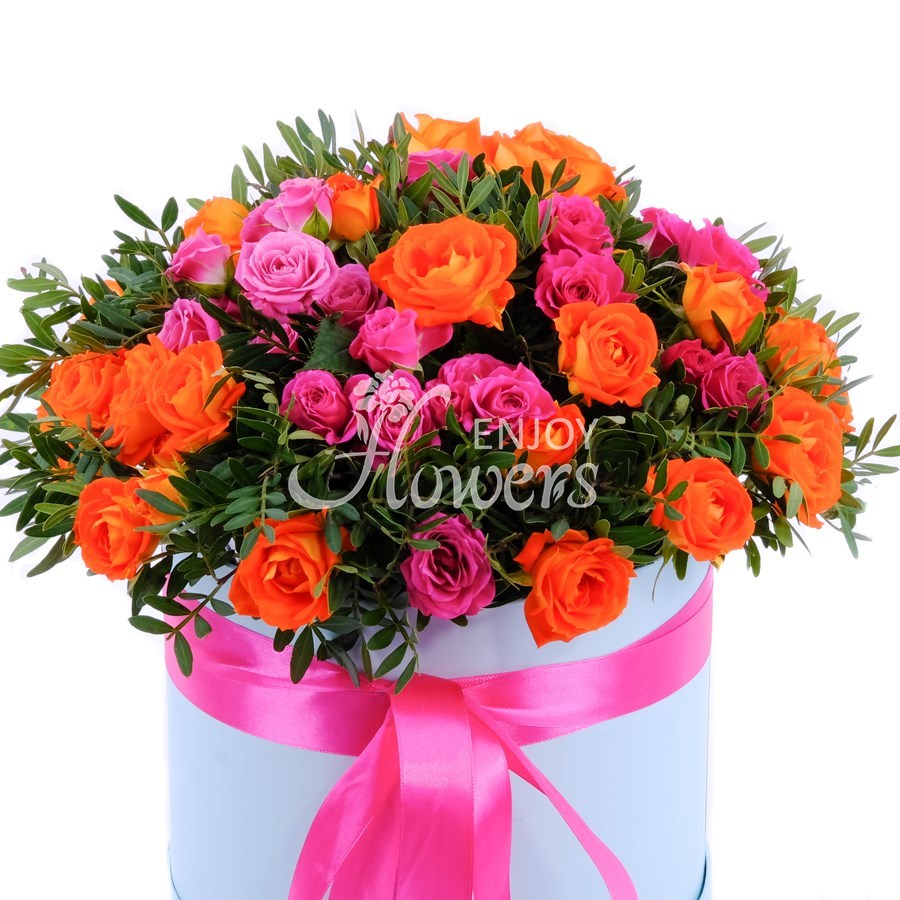 Композиция из оранжевых и малиновых кустовых роз в коробке "В тиши лесов"