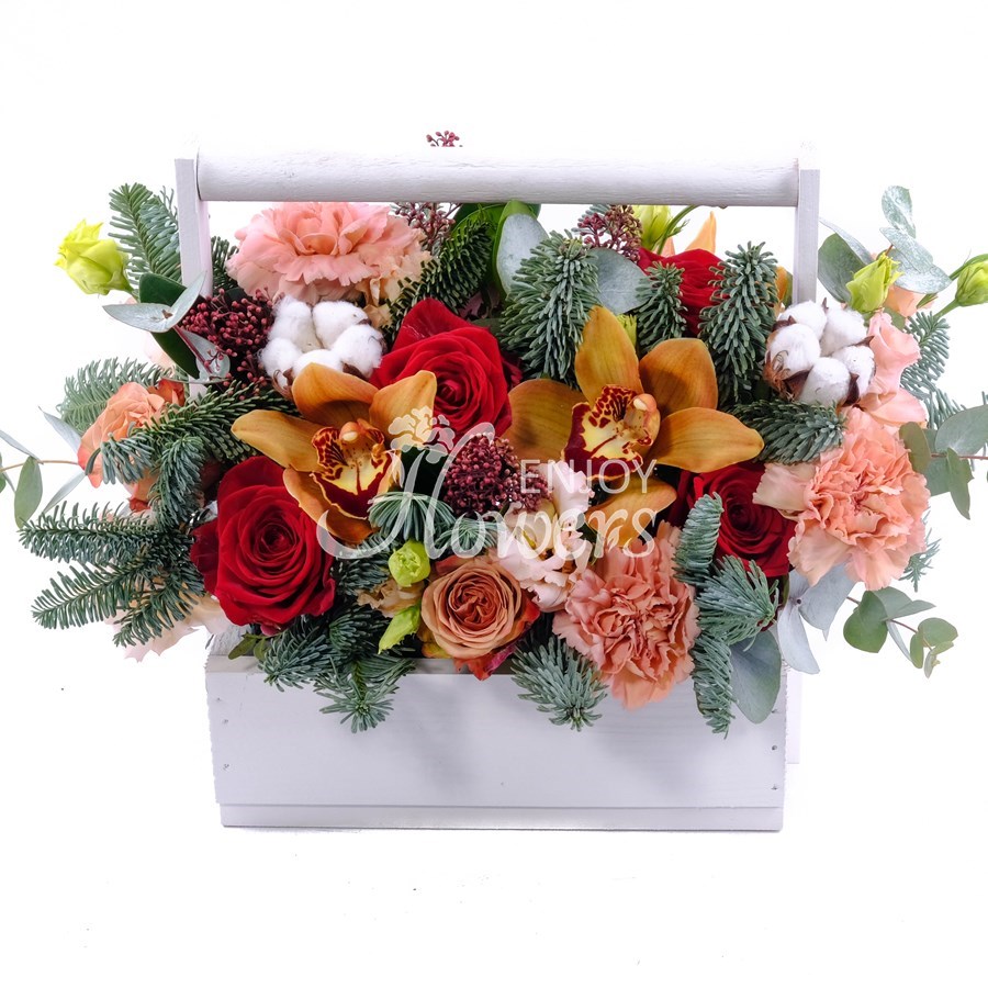 Композиция из роз,цимбидиума и хлопка с еловыми ветками в ящике "Пряничный домик"