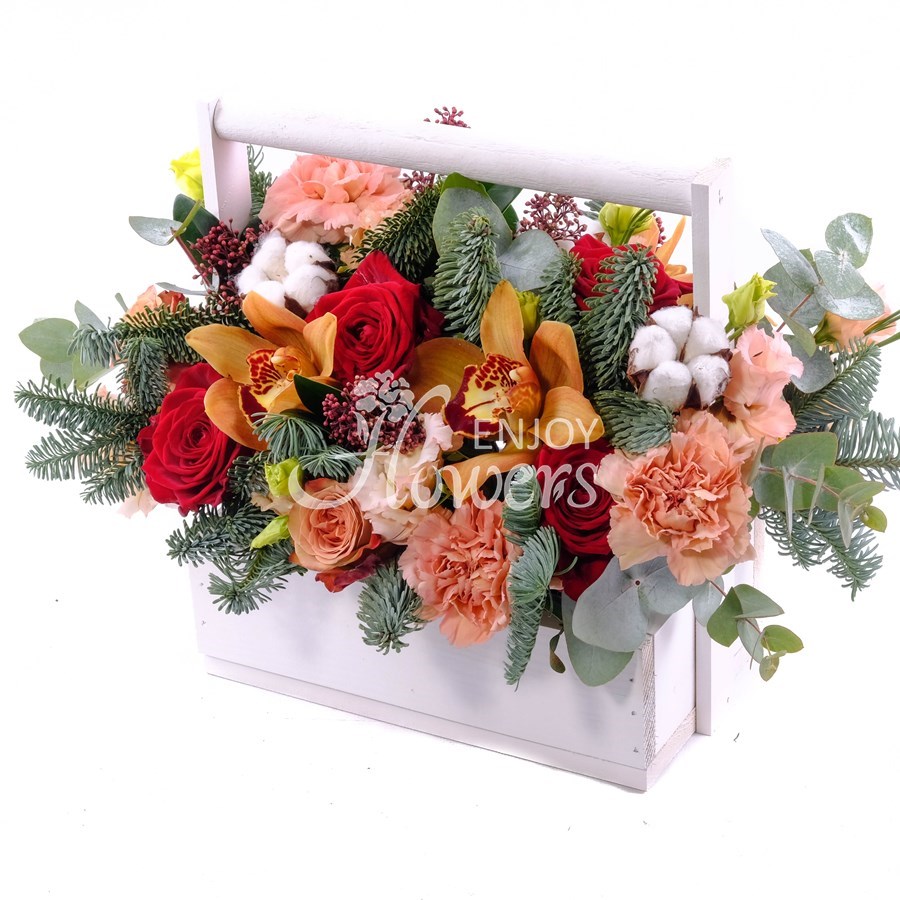 Композиция из роз,цимбидиума и хлопка с еловыми ветками в ящике "Пряничный домик"