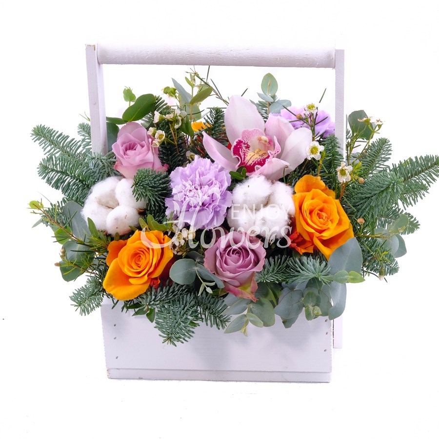 Композиция из роз,хлопка и орхидей с еловыми ветками "Искры самоцветов"