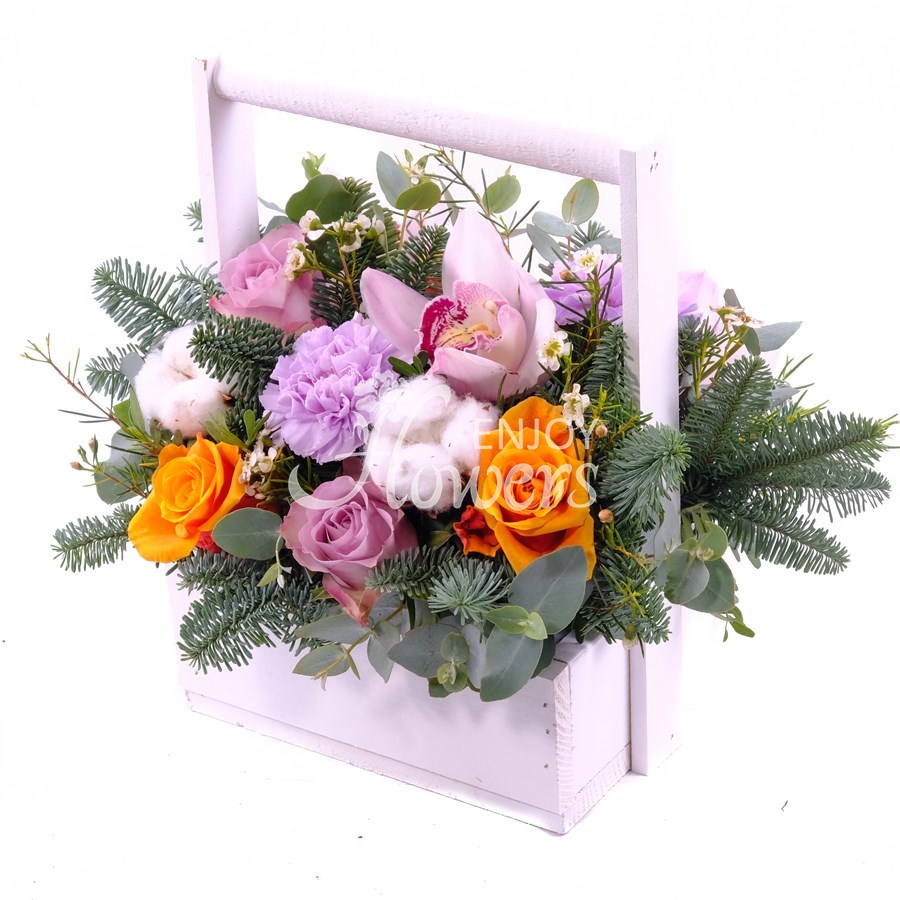 Композиция из роз,хлопка и орхидей с еловыми ветками "Искры самоцветов"