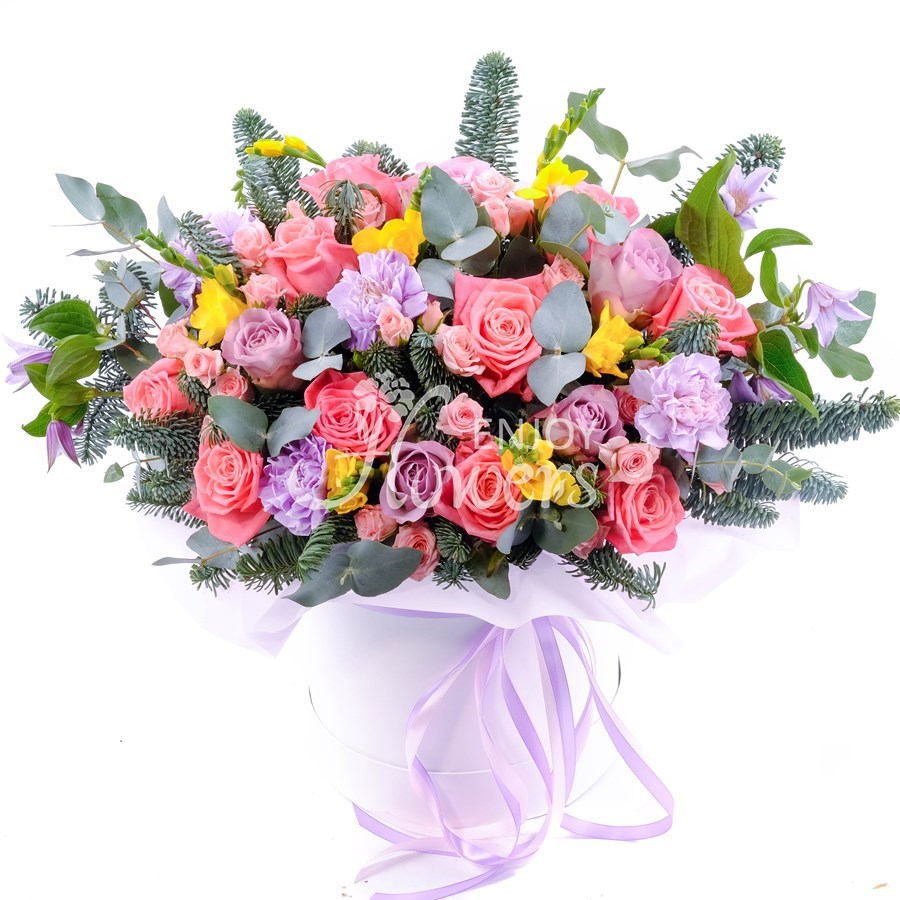 Композиция из розовых роз, фрезии и еловых веток в коробке "Зимний калейдоскоп"