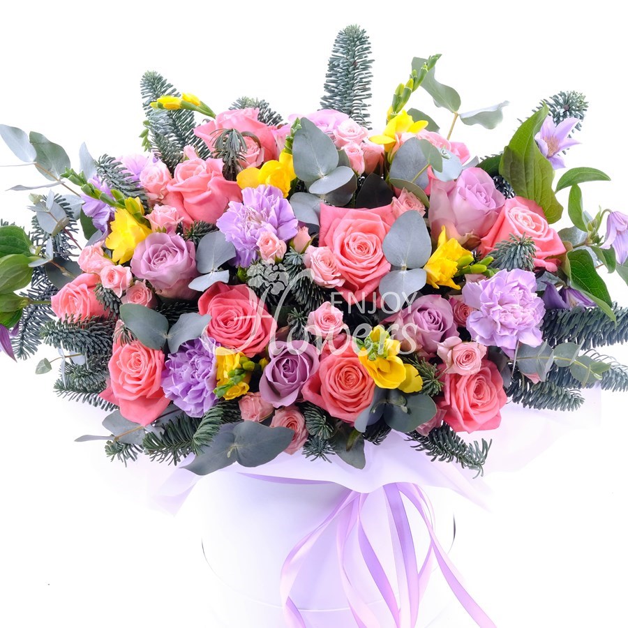 Композиция из розовых роз, фрезии и еловых веток в коробке "Зимний калейдоскоп"