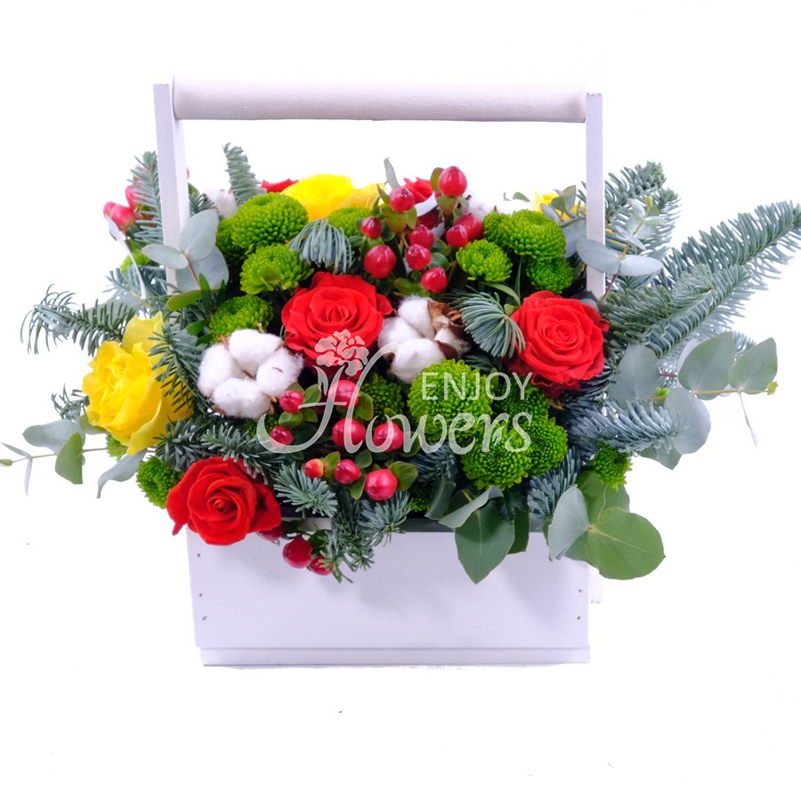 Композиция из роз,сантини и хлопка с еловыми ветками "Яркая гирлянда"