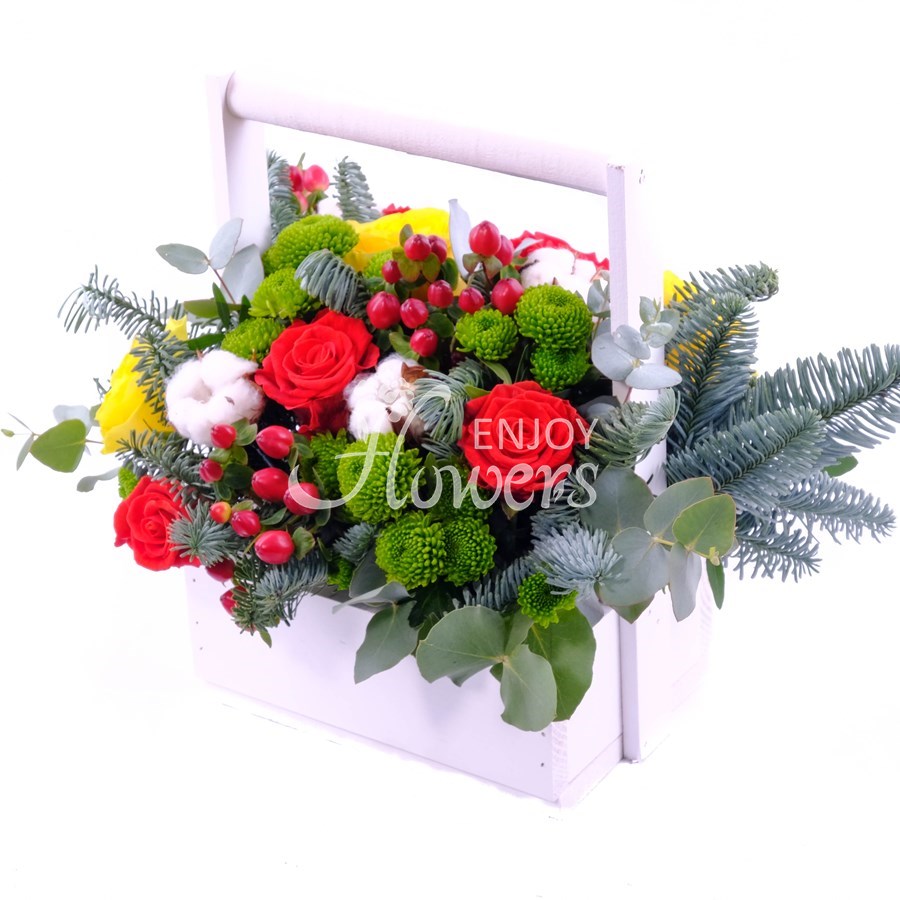 Композиция из роз,сантини и хлопка с еловыми ветками "Яркая гирлянда"