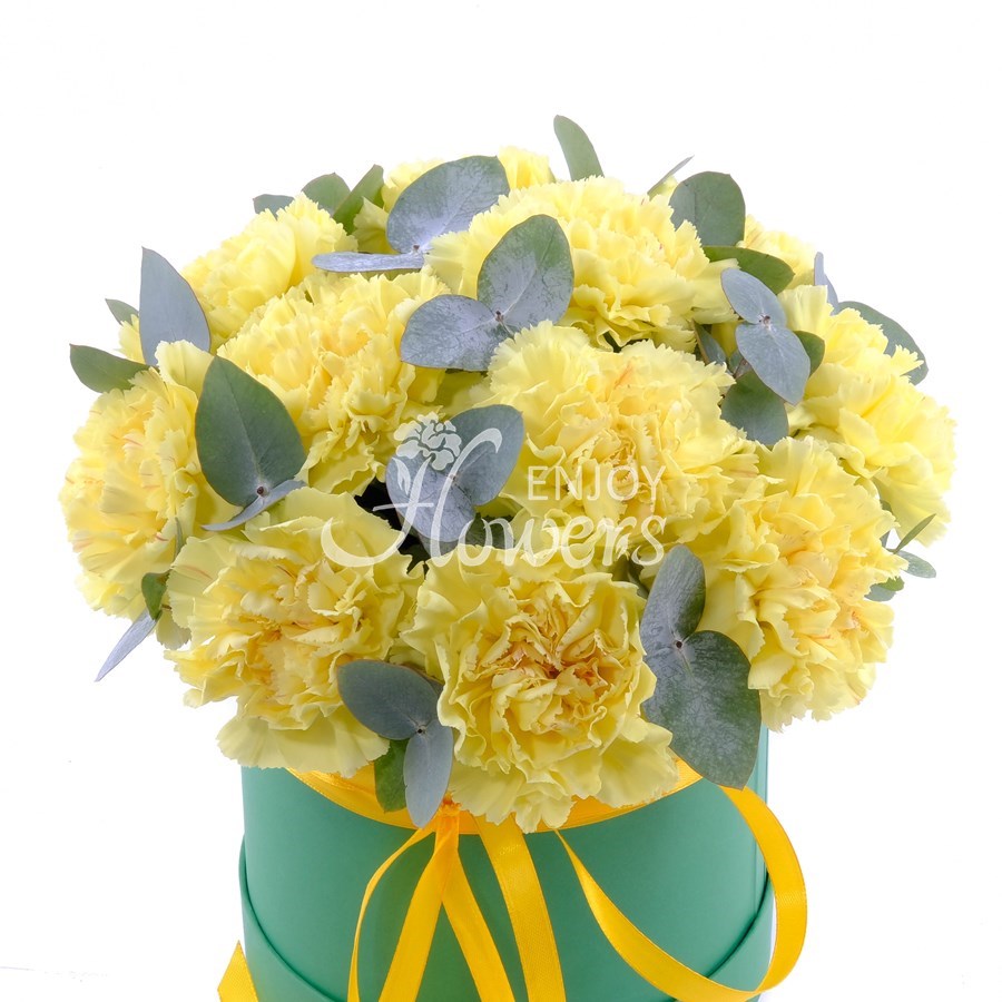 Композиция в коробке из 11 желтых гвоздик "Лимончелло"