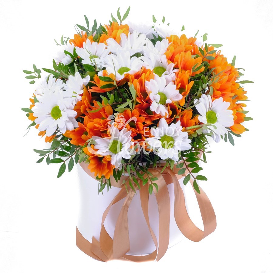 Композиция в коробке из 5 хризантем "Каменный замок"