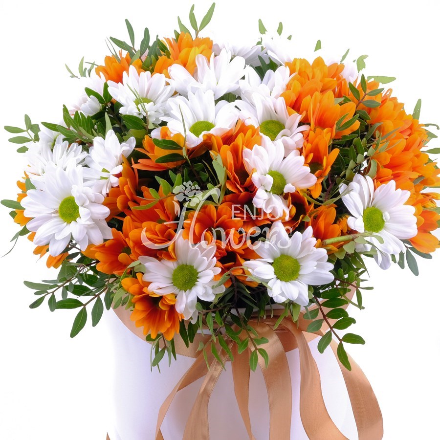 Композиция в коробке из 5 хризантем "Каменный замок"