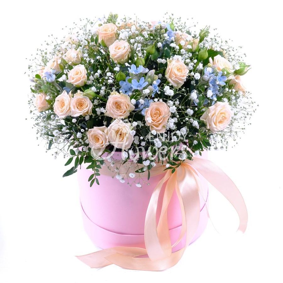 Композиция в коробке из 7 кремовых кустовых роз с оксипеталумом "Милый образ"