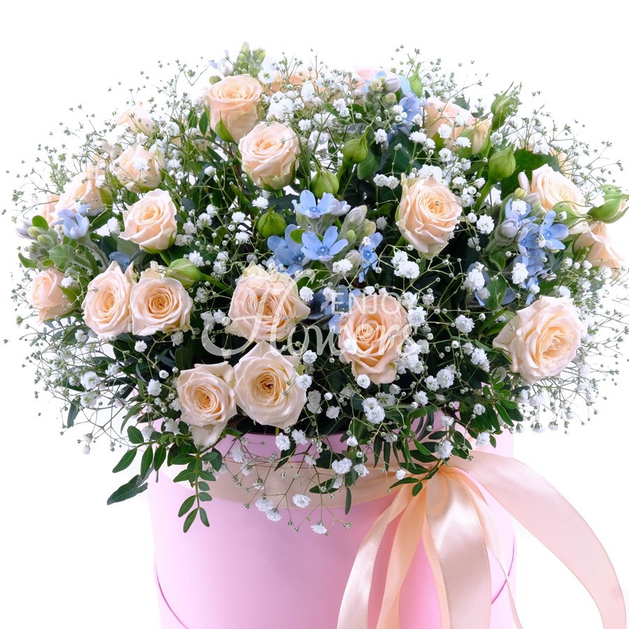 Композиция в коробке из 7 кремовых кустовых роз с оксипеталумом "Милый образ"