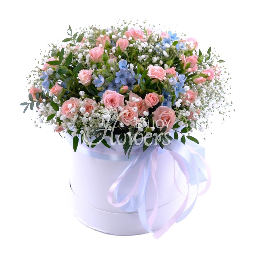 Композиция в коробке из 7 розовых кустовых роз с гипсофилой "Сны наяву"