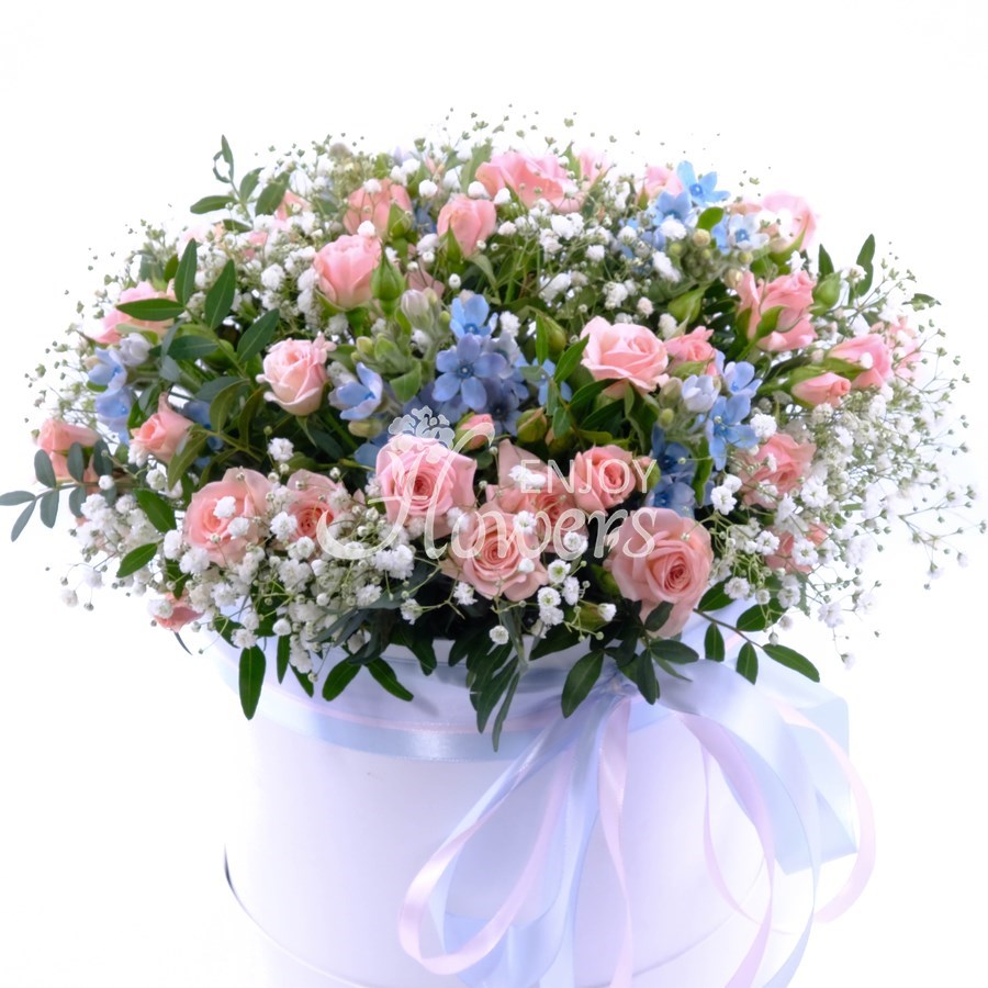 Композиция в коробке из 7 розовых кустовых роз с гипсофилой "Сны наяву"