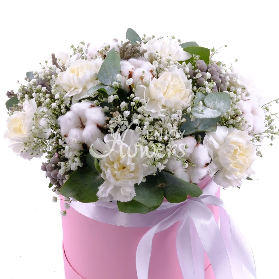 Композиция в коробке из белых гвоздик и хлопка "Северный полюс"