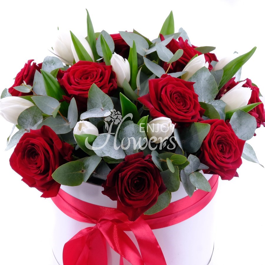 Композиция в коробке из белых тюльпанов и красных роз "Прикосновение природы"