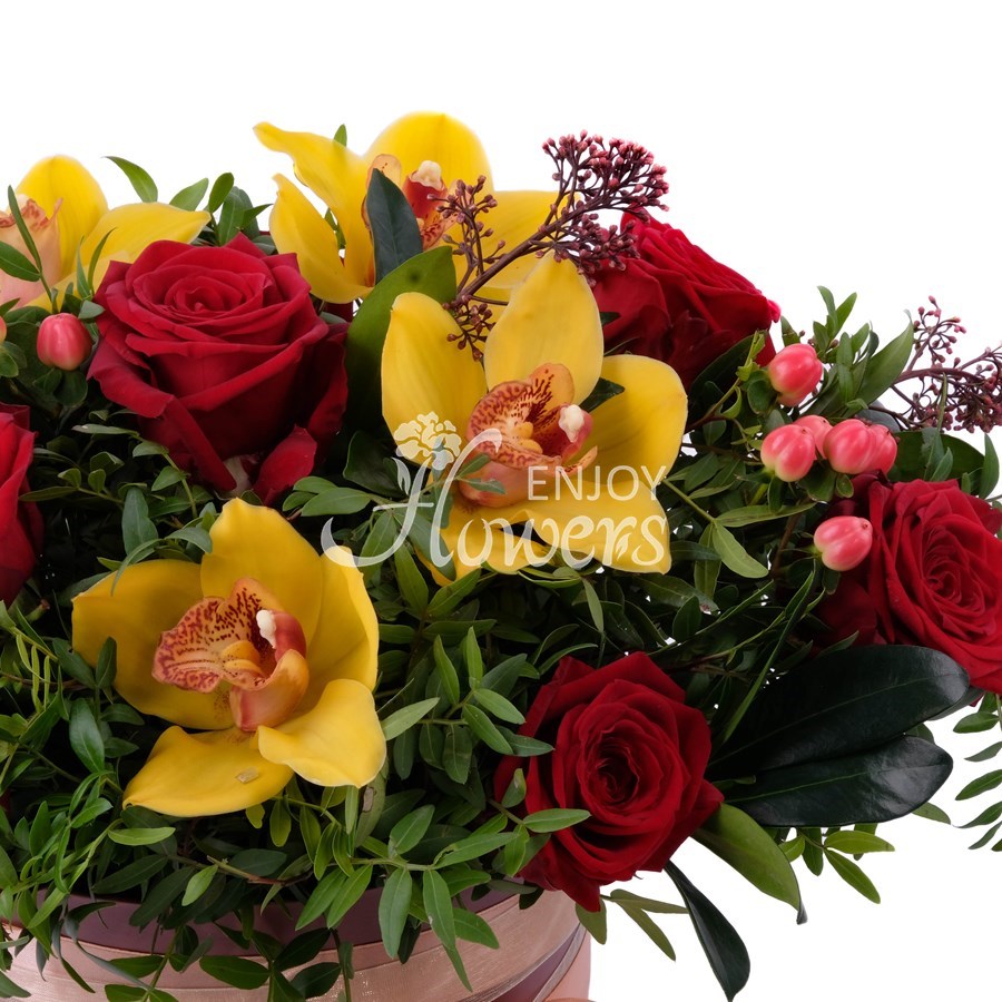 Композиция в коробке из бордовых роз и желтых орхидей "Темные аллеи"