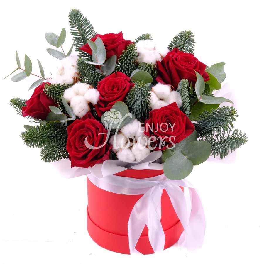 Композиция в коробке из еловых веток, красных роз и хлопка "Новогодний огонёк"
