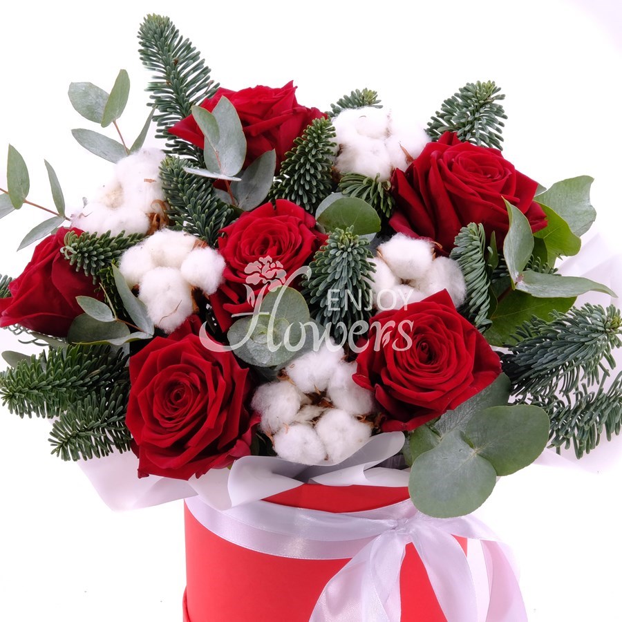 Композиция в коробке из еловых веток, красных роз и хлопка "Новогодний огонёк"